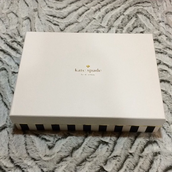 KATE SPADE Dorothy Bow Beanie and Glove Set - Picture 4 of 5